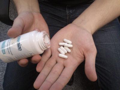 XtraSize : pilules d'agrandissement du pénis versées sur la main