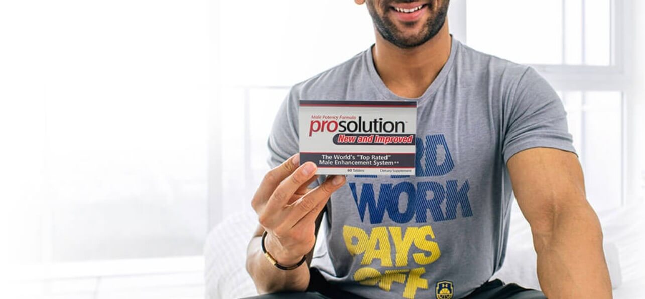 Homme tenant un complément Prosolution pills